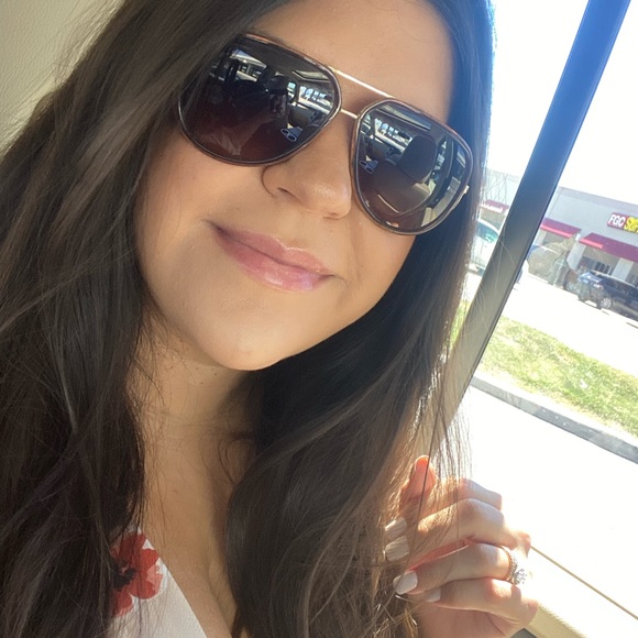 Meet your Posher, Adriana - Picture 3 of 5